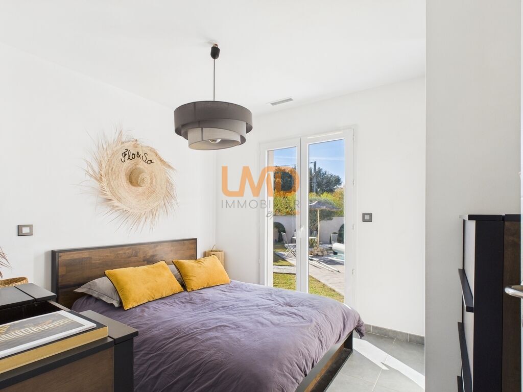 Photo 10 : propriété contemporaine et son terrain paysagé