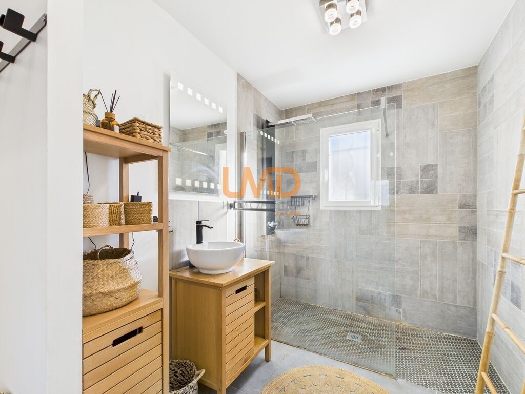 Photo 13 : propriété contemporaine et son terrain paysagé