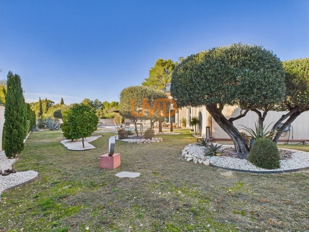 Photo 14 : propriété contemporaine et son terrain paysagé