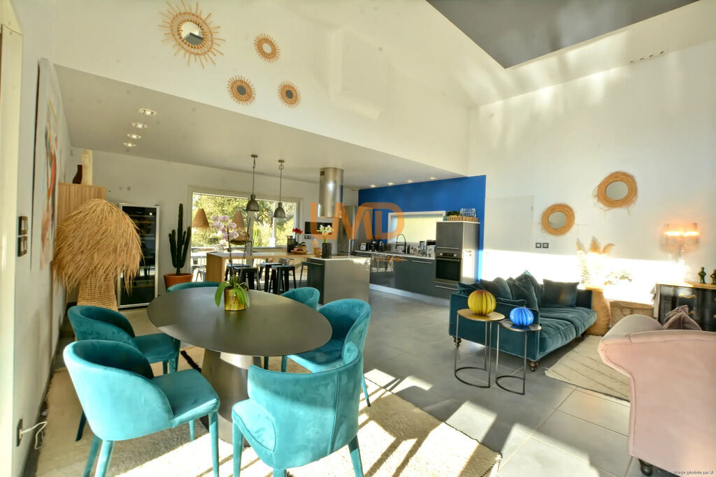 Photo 1 : propriété contemporaine et son terrain paysagé