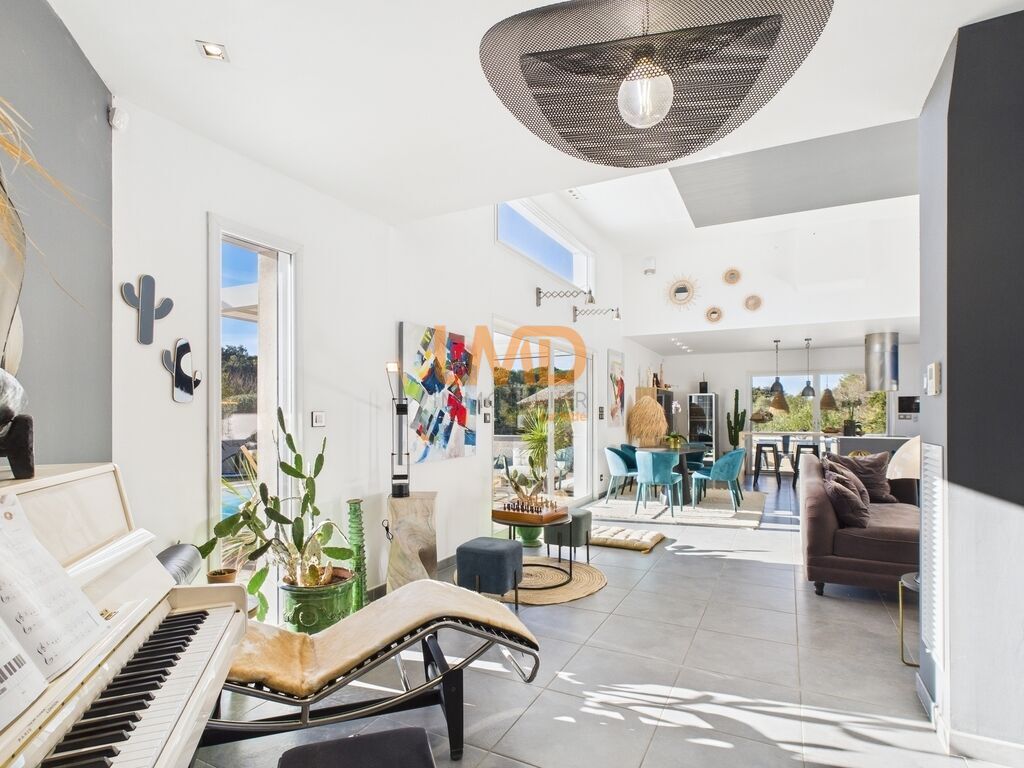 Photo 2 : propriété contemporaine et son terrain paysagé