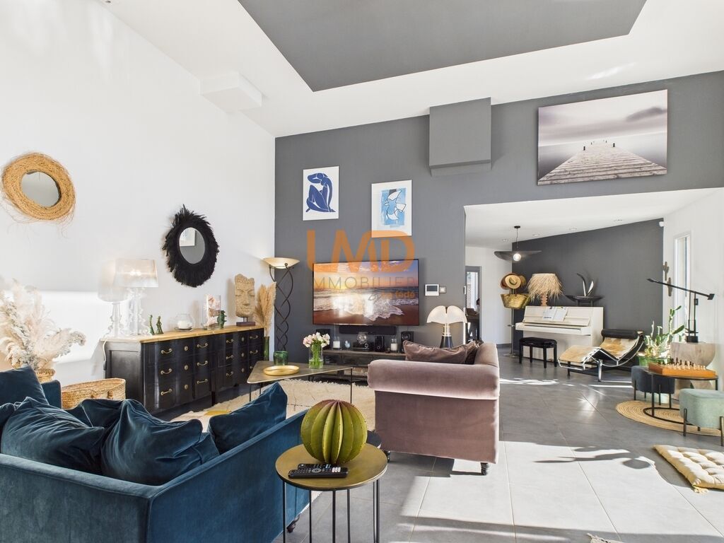 Photo 3 : propriété contemporaine et son terrain paysagé