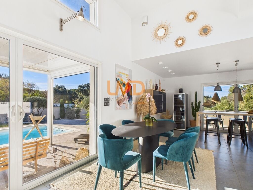 Photo 4 : propriété contemporaine et son terrain paysagé