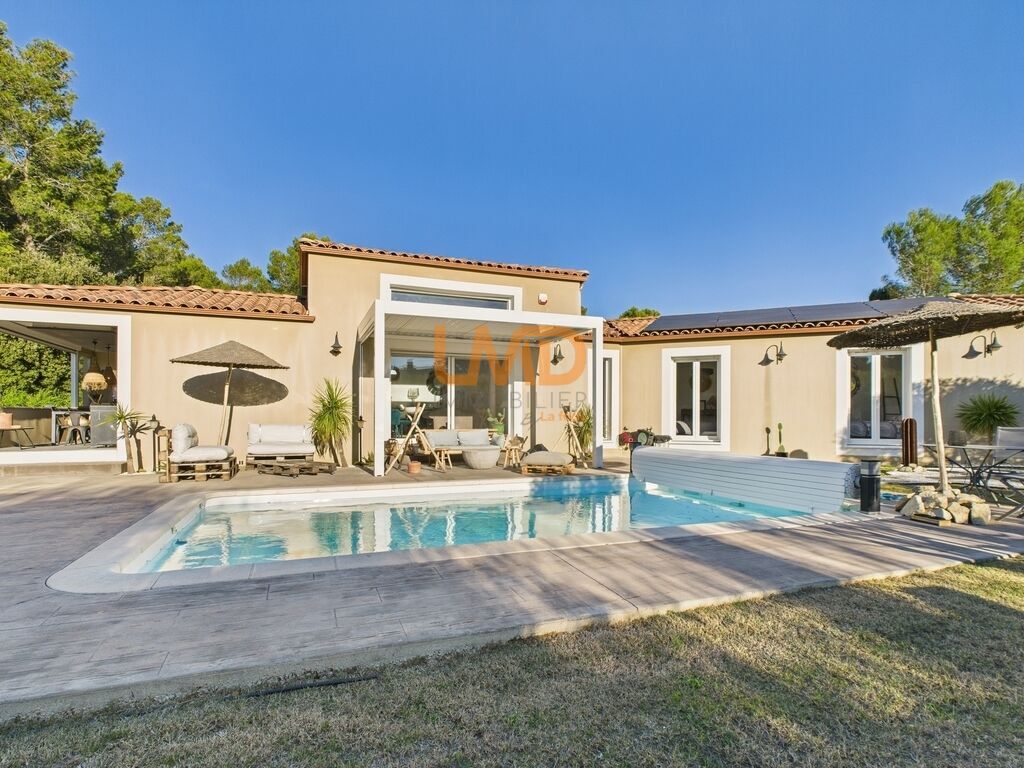 Photo 6 : propriété contemporaine et son terrain paysagé