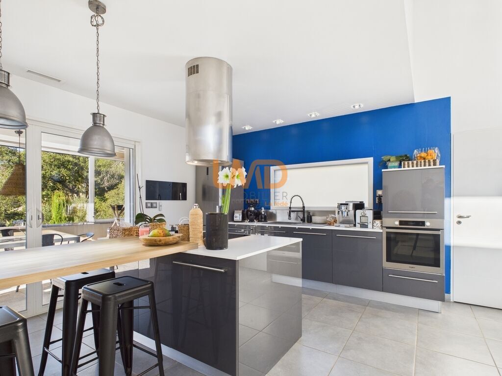 Photo 7 : propriété contemporaine et son terrain paysagé