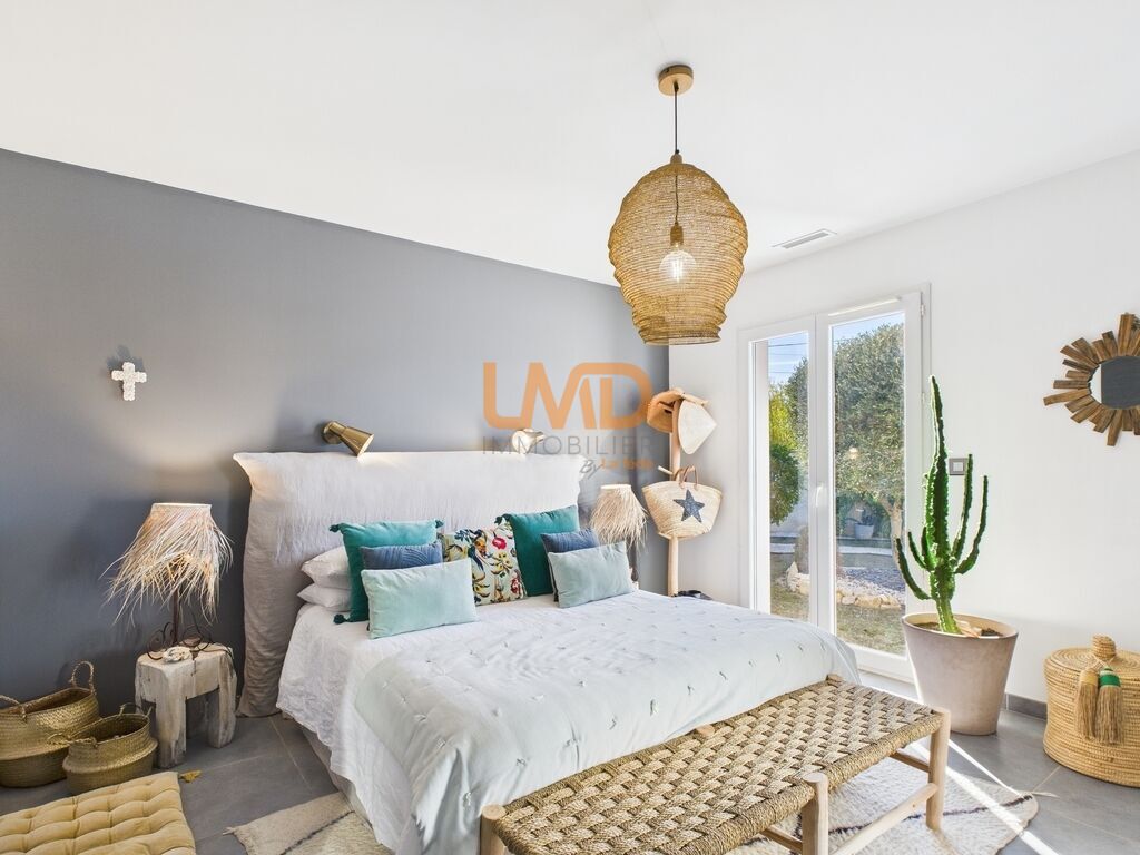 Photo 8 : propriété contemporaine et son terrain paysagé