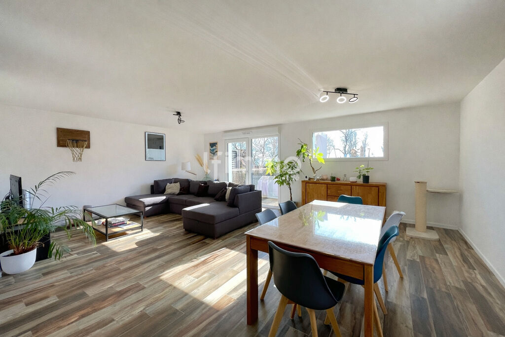 Photo 1 : Lumineux duplex de 2021 avec garage