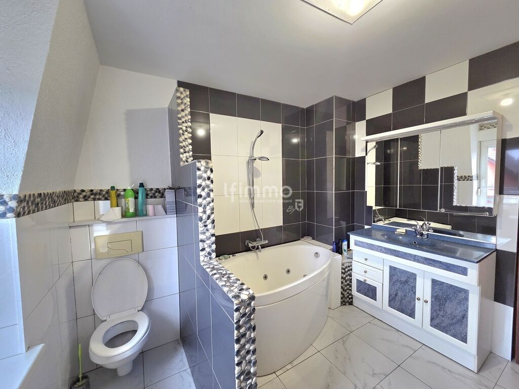 Photo 6 : Maison mitoyenne 1O2 M² à Issenheim Terrain 275 m²