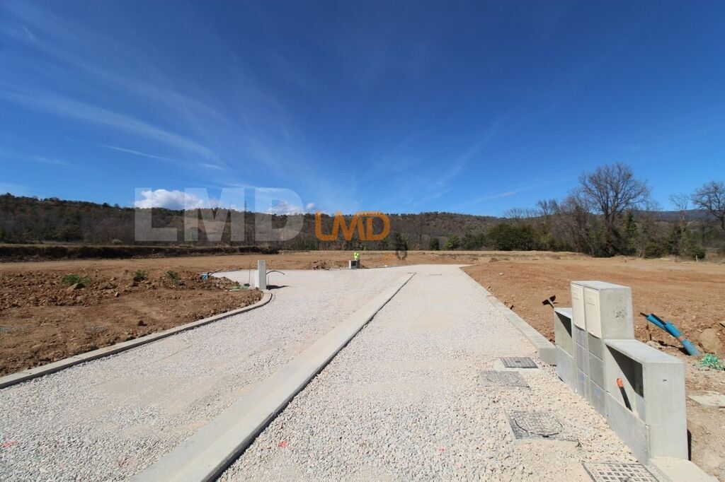 Photo 1 : Terrain constructible viabilisé