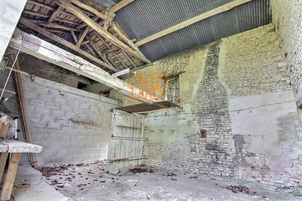 Photo 11 : Maison avec dépendances à rénover – Les Touches-de-Périgny (1716