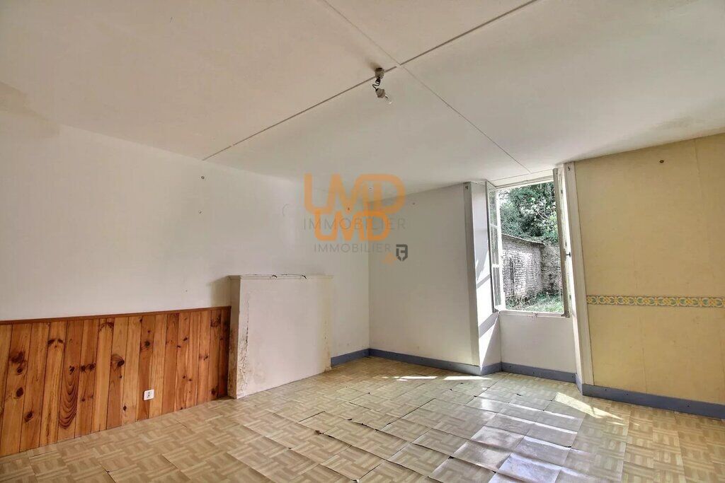 Photo 2 : Maison avec dépendances à rénover – Les Touches-de-Périgny (1716