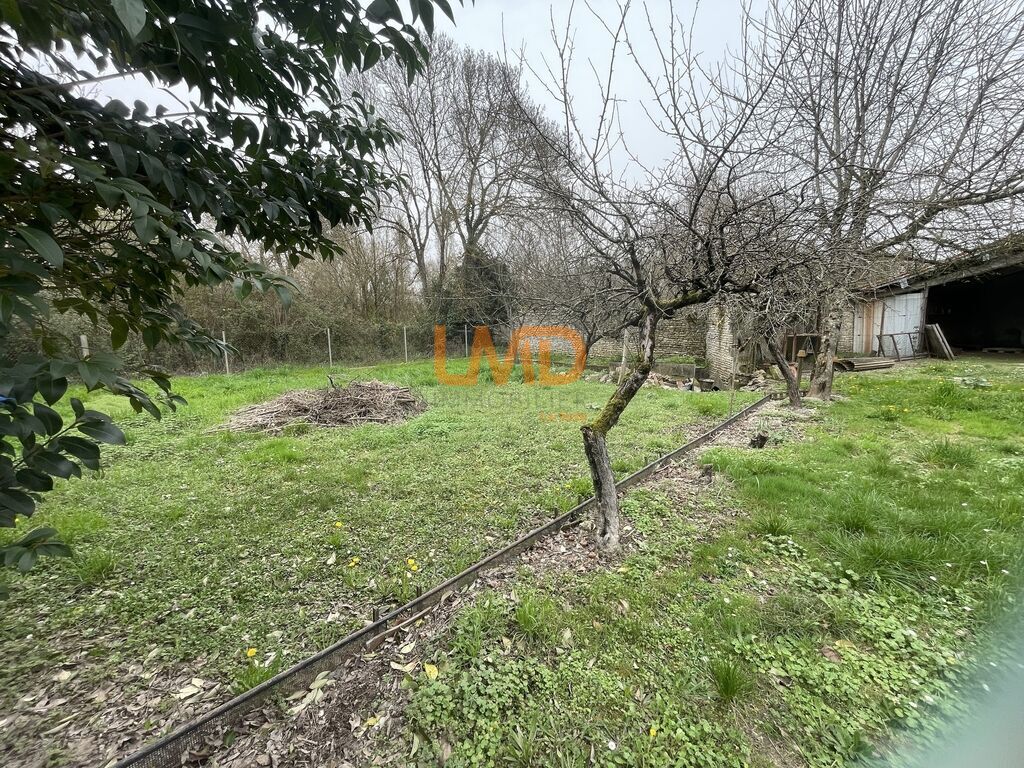 Photo 3 : Maison avec dépendances à rénover – Les Touches-de-Périgny (1716