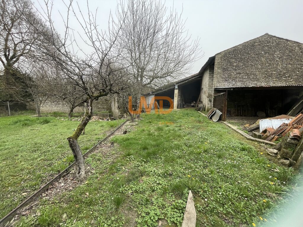 Photo 6 : Maison avec dépendances à rénover – Les Touches-de-Périgny (1716