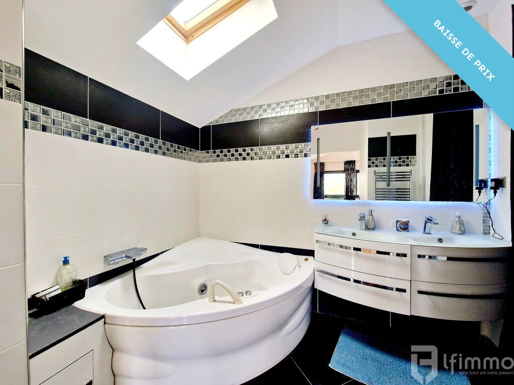 Photo 7 : Maison spacieuse et contemporaine dans un quartier résidentiel