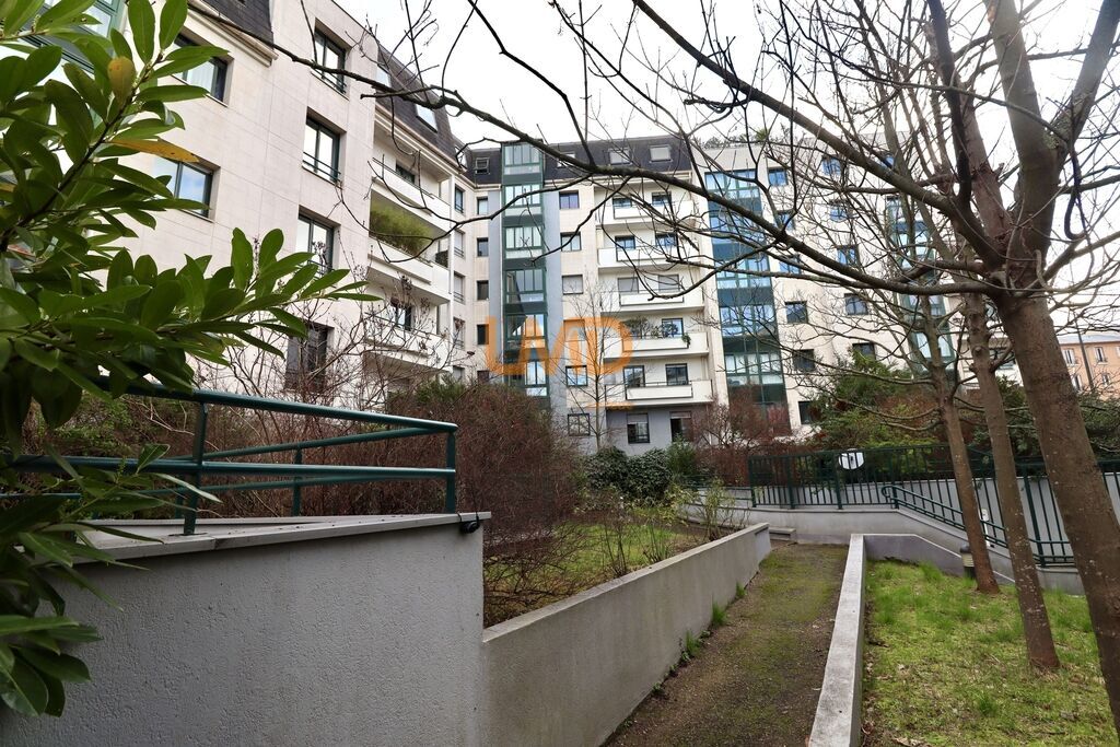 Photo 1 : T5 proximité immédiate métro gabriel peri proche école box+cave