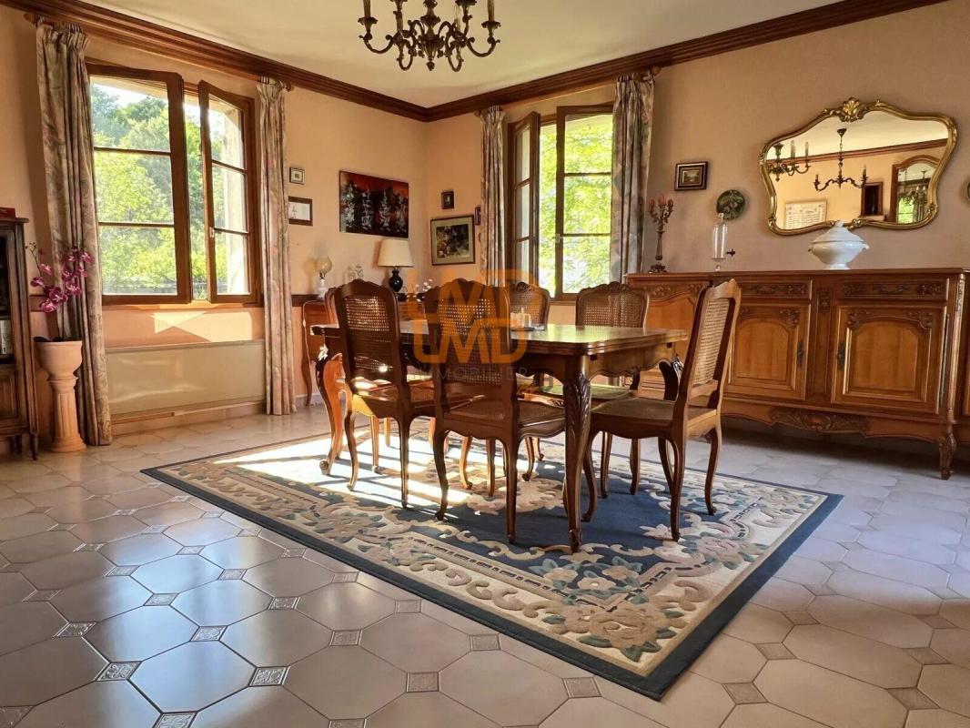 Photo 10 : Spacieuse maison familiale de 6 pièces avec piscine et terrain a