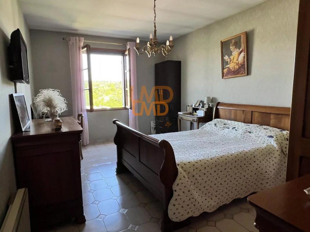 Photo 12 : Spacieuse maison familiale de 6 pièces avec piscine et terrain a