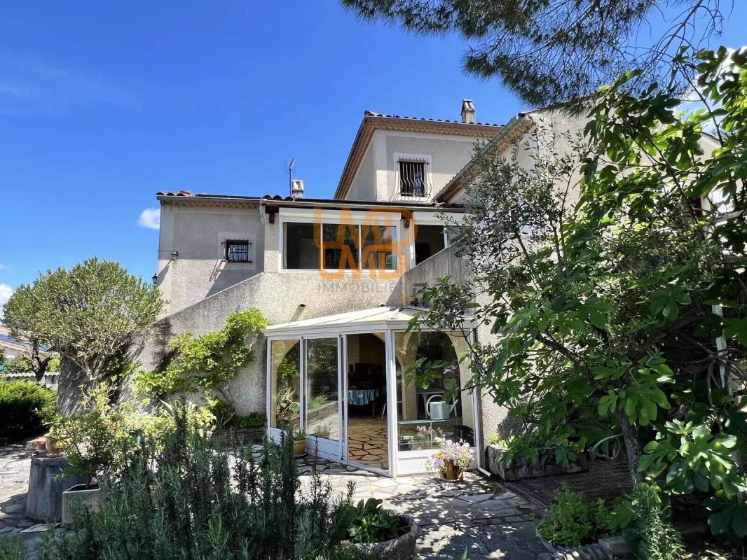 Photo 3 : Spacieuse maison familiale de 6 pièces avec piscine et terrain a