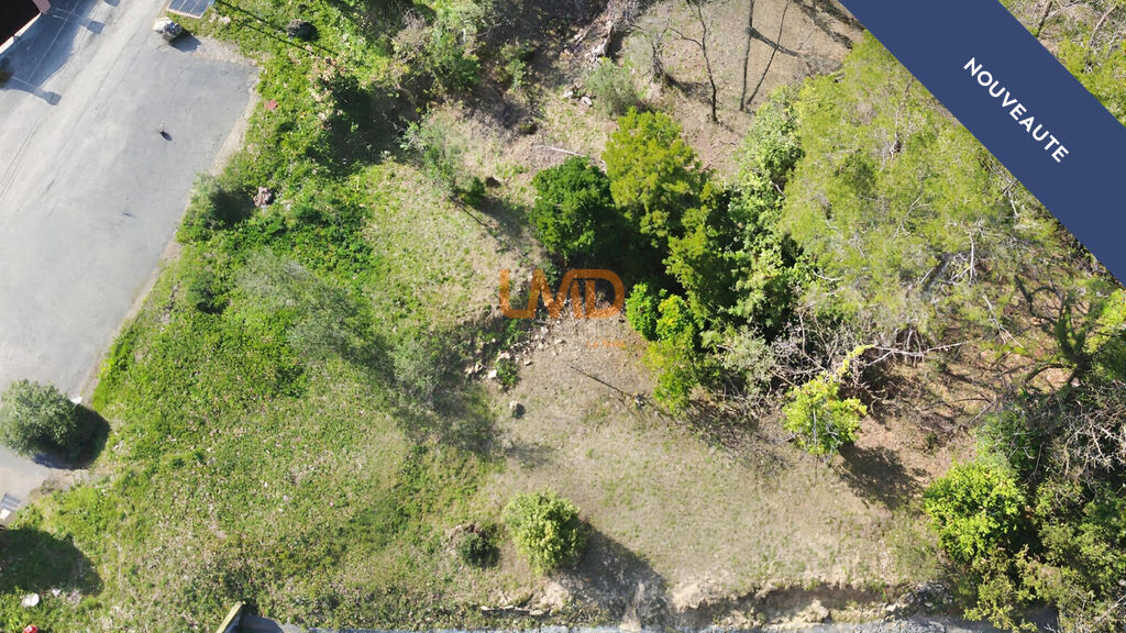 Photo 1 : Terrain à bâtir 401 m² à Figanières (83) - Proche village