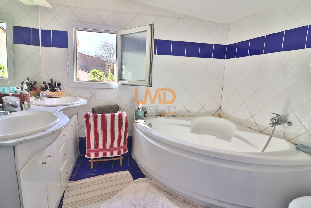 Photo 10 : Brignoles: immeuble: restaurant et appartement