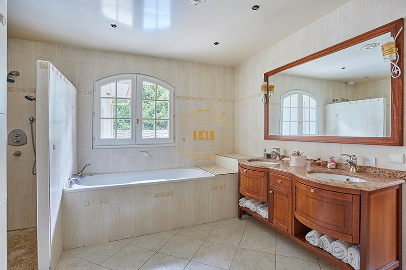 Photo 10 : ELEGANTE MAISON FAMILIALE CONTEMPORAINE AVEC PISCINE, TERRASSES ET DEPENDANCES - 11 PIECES / 6 CHAMBRES - 293 M² HABITABLES - POMPONNE (77400)