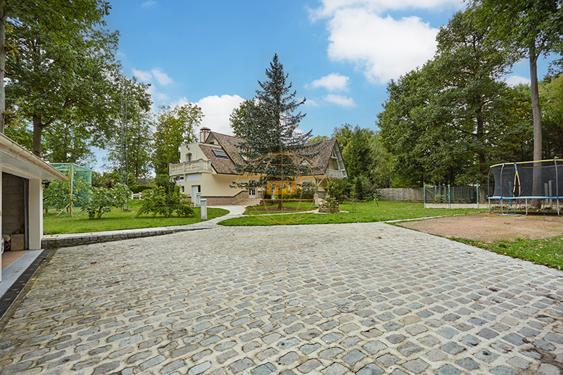 Photo 11 : ELEGANTE MAISON FAMILIALE CONTEMPORAINE AVEC PISCINE, TERRASSES ET DEPENDANCES - 11 PIECES / 6 CHAMBRES - 293 M² HABITABLES - POMPONNE (77400)