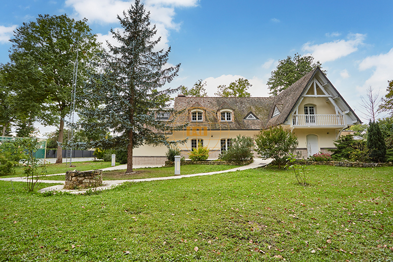 Photo 13 : ELEGANTE MAISON FAMILIALE CONTEMPORAINE AVEC PISCINE, TERRASSES ET DEPENDANCES - 11 PIECES / 6 CHAMBRES - 293 M² HABITABLES - POMPONNE (77400)