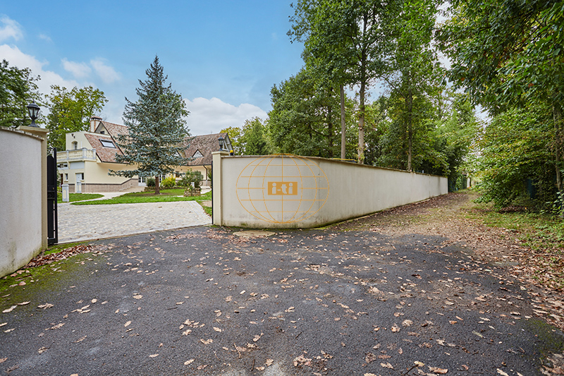 Photo 14 : ELEGANTE MAISON FAMILIALE CONTEMPORAINE AVEC PISCINE, TERRASSES ET DEPENDANCES - 11 PIECES / 6 CHAMBRES - 293 M² HABITABLES - POMPONNE (77400)