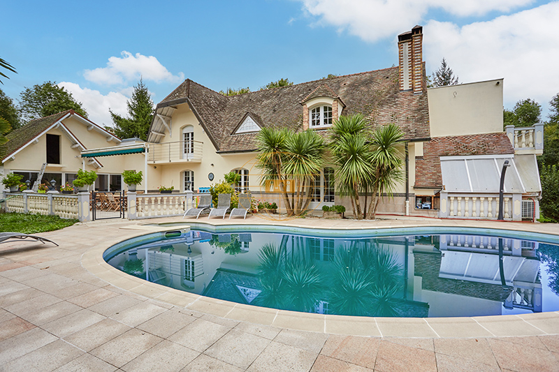 Photo 1 : ELEGANTE MAISON FAMILIALE CONTEMPORAINE AVEC PISCINE, TERRASSES ET DEPENDANCES - 11 PIECES / 6 CHAMBRES - 293 M² HABITABLES - POMPONNE (77400)