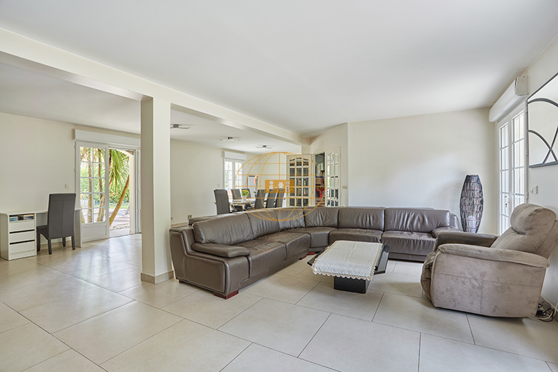 Photo 2 : ELEGANTE MAISON FAMILIALE CONTEMPORAINE AVEC PISCINE, TERRASSES ET DEPENDANCES - 11 PIECES / 6 CHAMBRES - 293 M² HABITABLES - POMPONNE (77400)