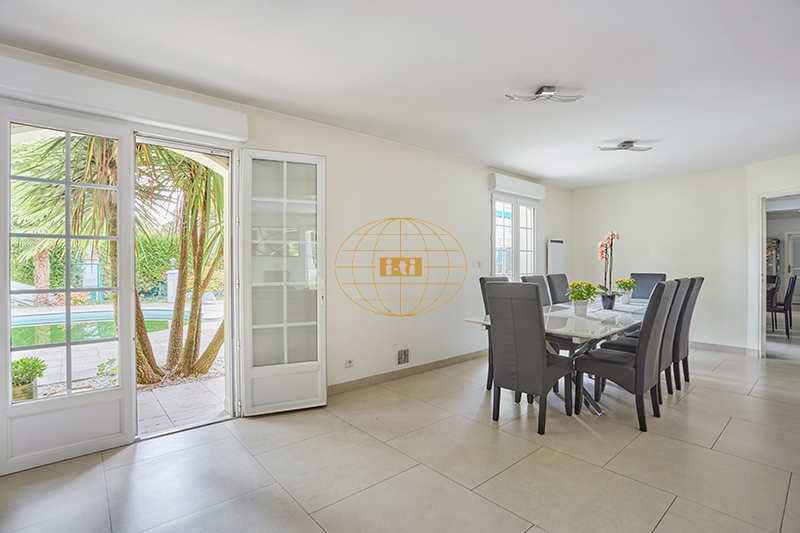 Photo 3 : ELEGANTE MAISON FAMILIALE CONTEMPORAINE AVEC PISCINE, TERRASSES ET DEPENDANCES - 11 PIECES / 6 CHAMBRES - 293 M² HABITABLES - POMPONNE (77400)