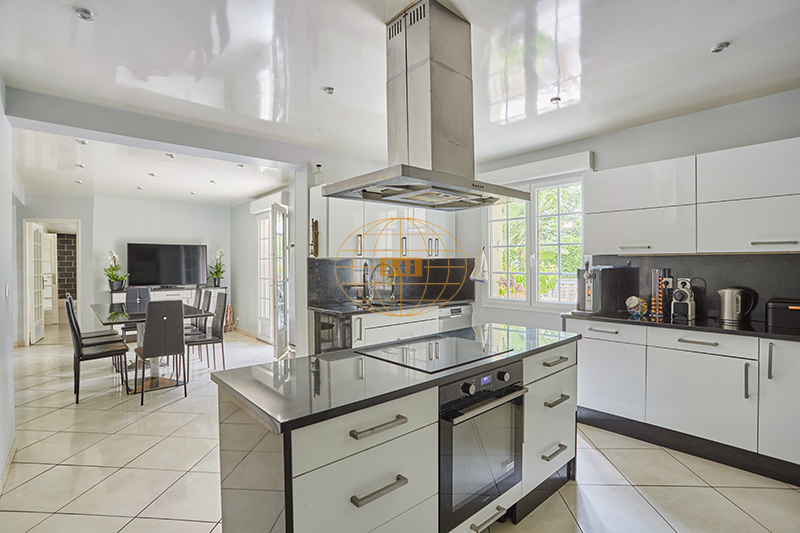 Photo 4 : ELEGANTE MAISON FAMILIALE CONTEMPORAINE AVEC PISCINE, TERRASSES ET DEPENDANCES - 11 PIECES / 6 CHAMBRES - 293 M² HABITABLES - POMPONNE (77400)