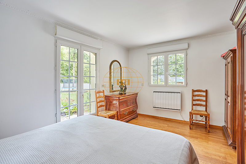 Photo 9 : ELEGANTE MAISON FAMILIALE CONTEMPORAINE AVEC PISCINE, TERRASSES ET DEPENDANCES - 11 PIECES / 6 CHAMBRES - 293 M² HABITABLES - POMPONNE (77400)