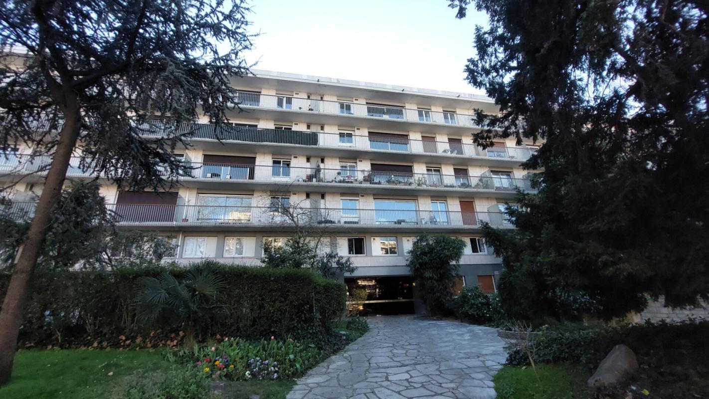 Photo 2 : APPARTEMENT TERRASSE FAMILIAL MODULABLE AVEC BEAUX EXTERIEURS - 4 PIECES : 108 M² CARREZ (114 M² utiles) - NEUILLY/INKERMANN